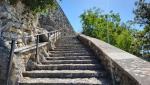 unzählige Treppen führen zum Gebetsfelsen hinauf