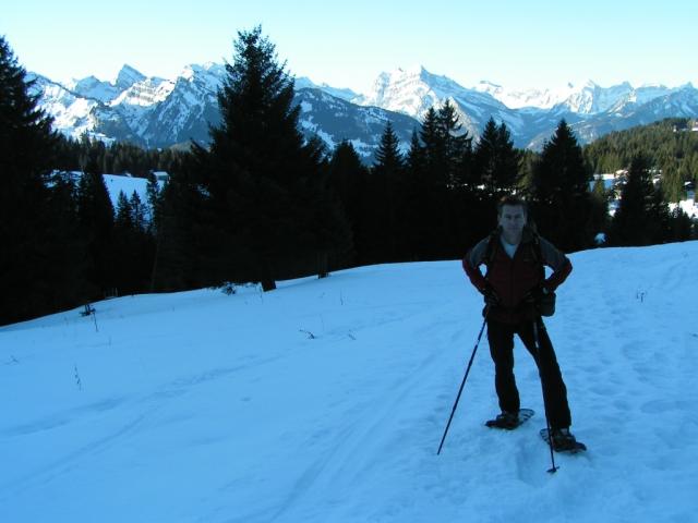 Franco, im Hintergrund die Schnee bedeckten Glarneralpen