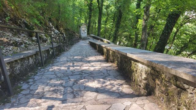 ...und laufen wieder über die unzähligen Treppenstufen und den Kreuzweg hinunter nach Roccaporena