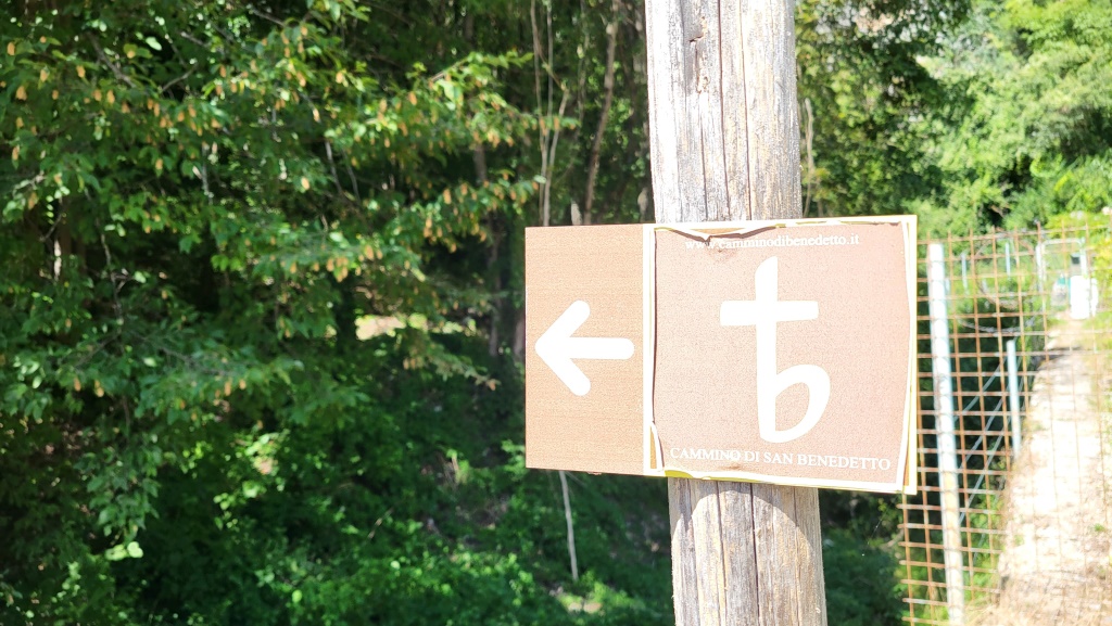 der Cammino di San Benedetto Wegweiser führt uns nun von Roccaporena hinaus
