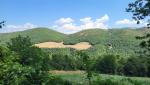 unter uns wegen dem dichten Wald nicht erkennbar, führt die Hauptstrasse nach Monteleone di Spoleto