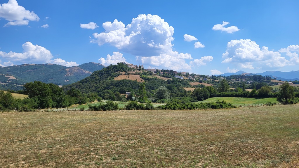 wir durchqueren eine atemberaubende Landschaft die von der Silhouette von Monteleone di Spoleto beherscht wird