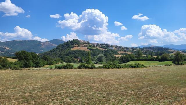 wir durchqueren eine atemberaubende Landschaft die von der Silhouette von Monteleone di Spoleto beherscht wird