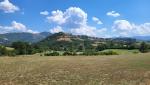 wir durchqueren eine atemberaubende Landschaft die von der Silhouette von Monteleone di Spoleto beherscht wird
