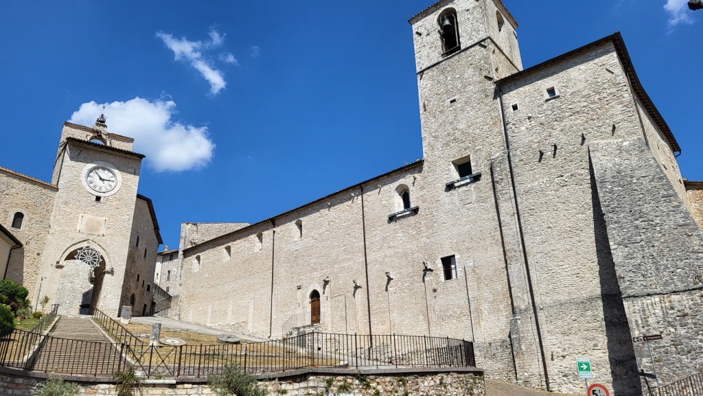 die mittelalterliche Festungsanlage Castello di Brufa überragt das Dorf