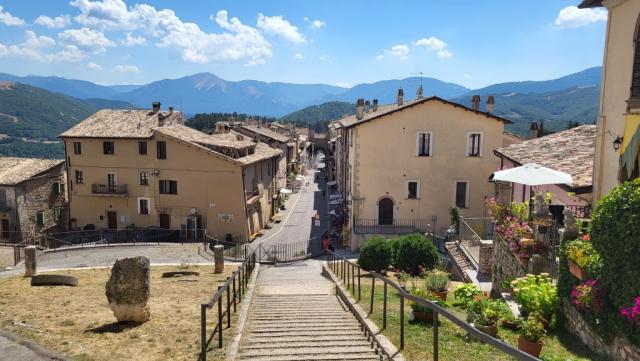 von der Burganlage blicken wir auf Monteleone mit seinen engen Gassen und kleinen Plätze