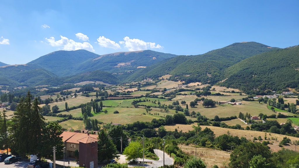 das mittelalterliche Monteleone erhebt sich auf einer Höhe von 1000 m. In dieser Richtung geht es morgen weiter