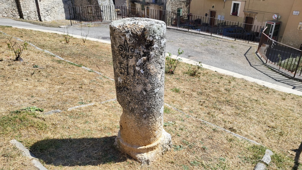 alte Grenzsteine erinnern noch heute das hier die Grenze zwischen dem Kirchenstaat und dem Königreich Neapel lag