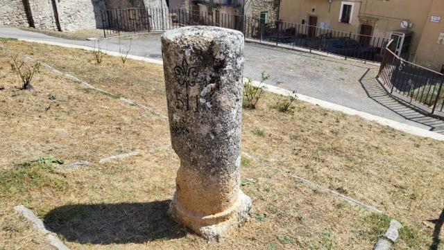 alte Grenzsteine erinnern noch heute das hier die Grenze zwischen dem Kirchenstaat und dem Königreich Neapel lag