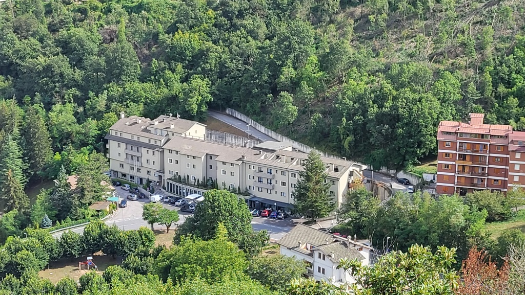 kurz vor Cascia blicken wir von der Strasse hinunter nach Cascia und zu unserem Hotel