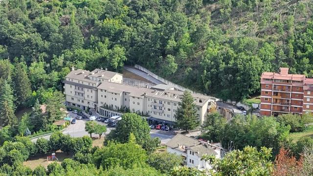 kurz vor Cascia blicken wir von der Strasse hinunter nach Cascia und zu unserem Hotel