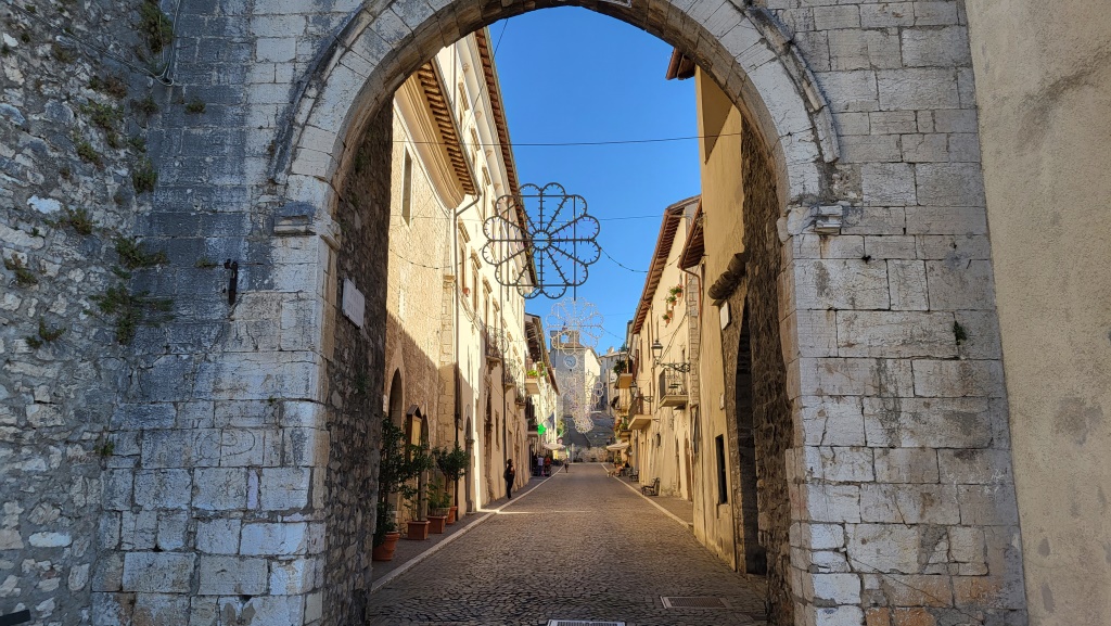 über die Via Roma und durch die Porta delle Monache, verlassen wir Monteleone di Spoleto