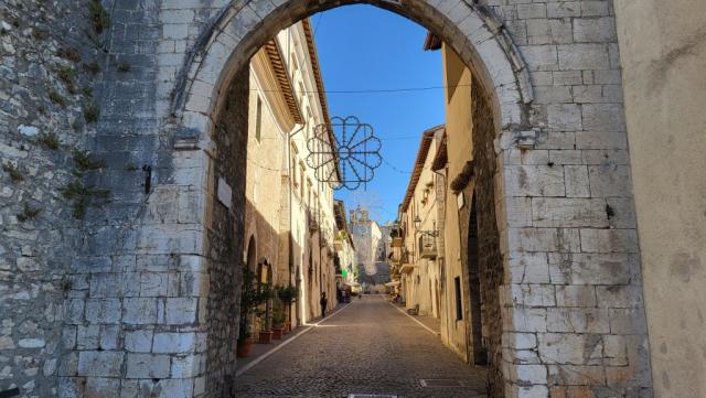 über die Via Roma und durch die Porta delle Monache, verlassen wir Monteleone di Spoleto