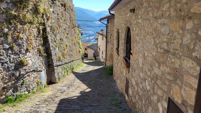 unser Weg führt nun bergab und gleichzeitig der alten Stadtmauer entlang