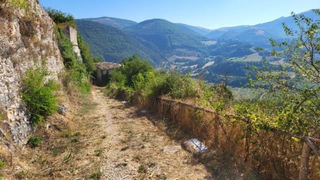 Monteleone di Spoleto wurde strategisch auf einem Hügel erbaut. Aus diesem Grund geht es nun alles bergab