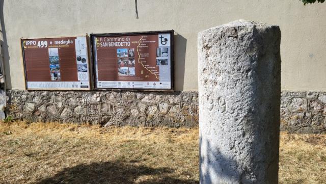 alte Grenzsteine erinnern noch heute das hier die Grenze zwischen dem Kirchenstaat und dem Königreich Neapel lag