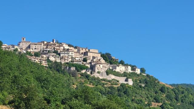 in der Ebene angekommen blicken wir zurück nach Monteleone di Spoleto