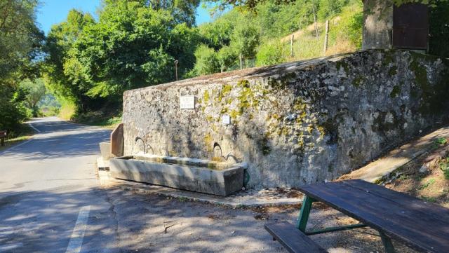 schon bald erreichen wir den schönen Brunnen "Fonte dell'Asola" mit seinem steinernen Trog