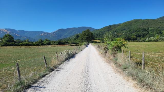 über eine strada bianca passieren wir unmerklich die Grenze zwischen der Region Umbria und Lazio