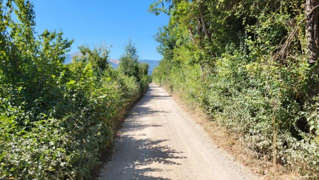 verlieren ist unmöglich, es ist die einzige Strasse. GPS und Wanderkarten auf dem Handy trotzdem unerlässlich