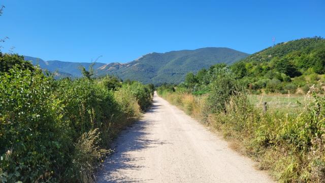 der Weg führt mit Blick auf die Reatiner Berge, alles am Bachtal des Vorga hinauf
