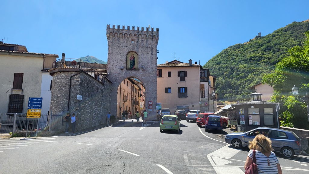 durch die Porta Spoletina betreten wir das Gebirgsstädtchen Leonessa
