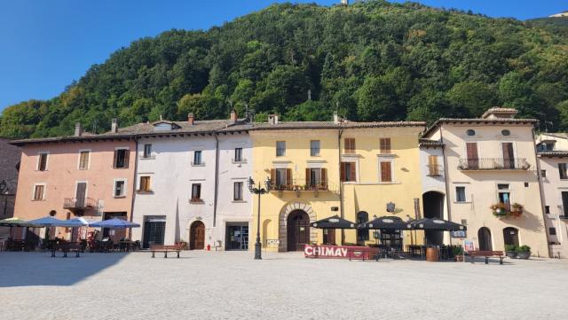 zurück auf der Piazza 7 Aprile...