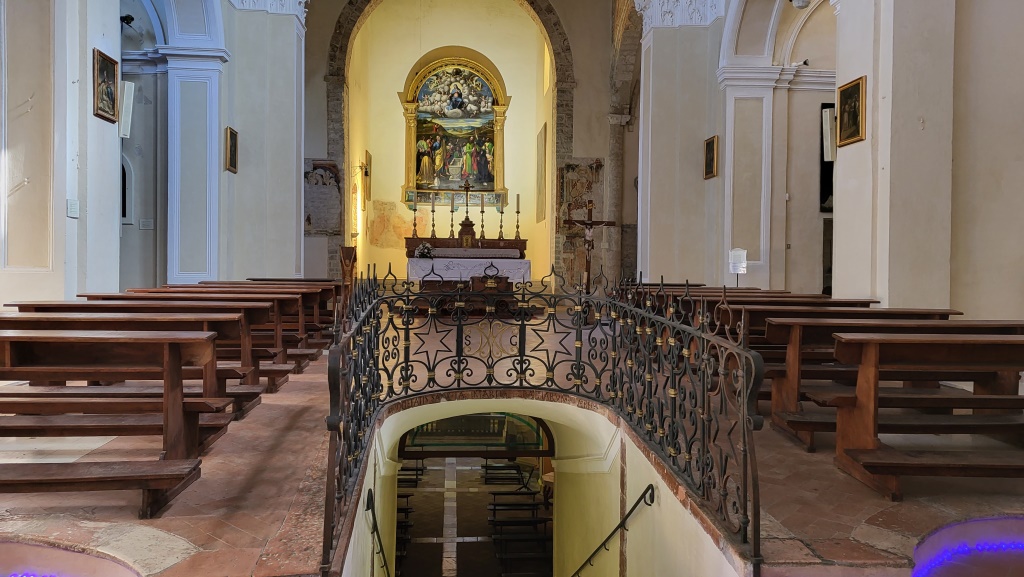 wir besuchen die Chiesa San Pietro, die aus zwei übereinander errichteten Kirchen besteht