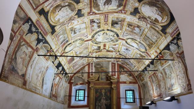 in der Unterkirche haben uns die Deckenfresken beeindruckt