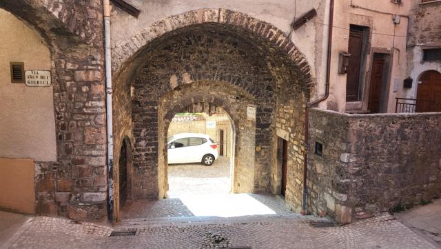 über die Porta Aquilana verlassen wir die Altstadt von Leonessa