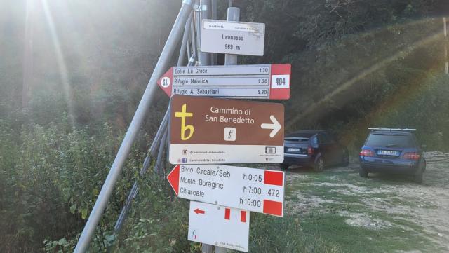 Wegweiser vom Cammino di San Benedetto zeigen uns sicher die richtige Richtung