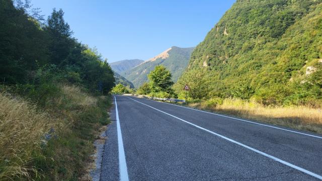 auf der an den Wochenenden für Motorradfahrer beliebte Passstrasse des Terminillo geht es taleinwärts