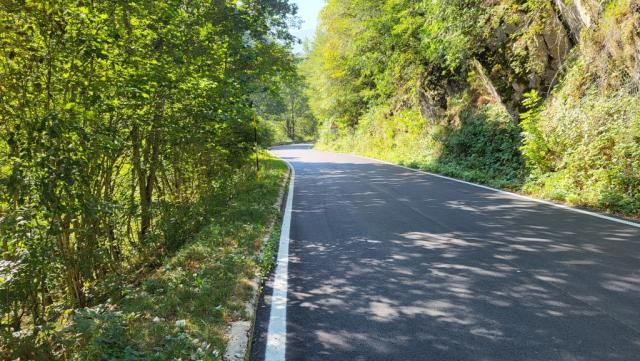 es ist noch früh am Morgen, aus diesem Grund ist die Strasse noch nicht so befahren