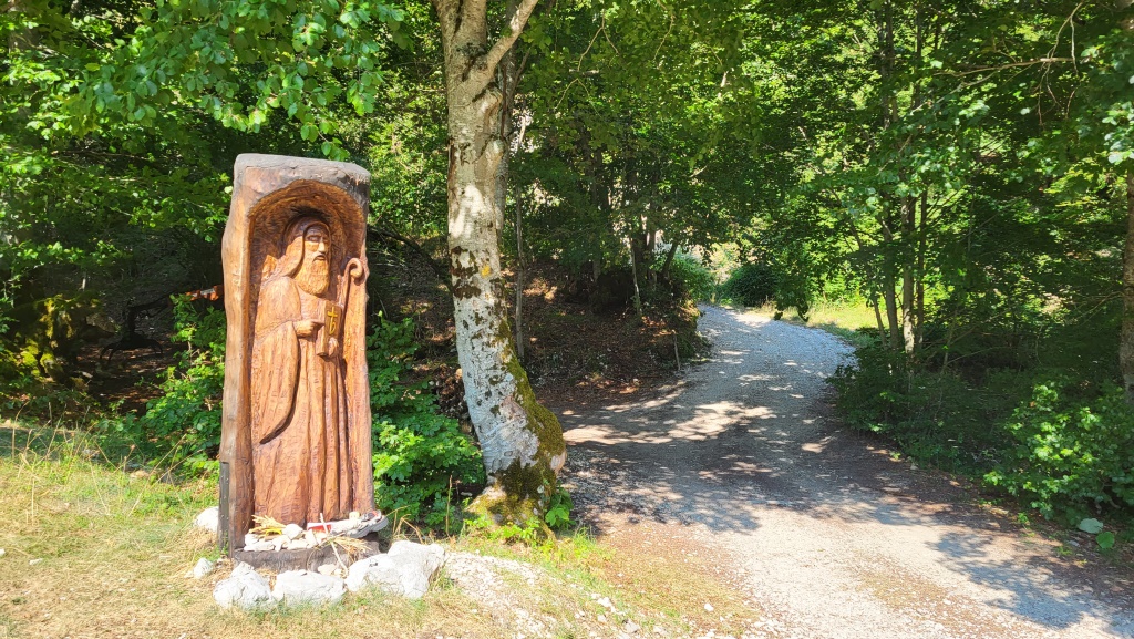 eine grosse Holzfigur des San Benedetto zeigt uns, das wir in diese Forststrasse einbiegen sollen