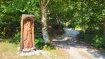 eine grosse Holzfigur des San Benedetto zeigt uns, das wir in diese Forststrasse einbiegen sollen