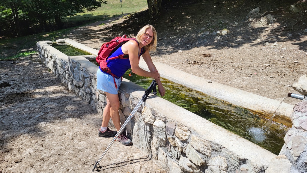 ...mit Brunnen. Hier geniessen wir eine wohltuende Erfrischung
