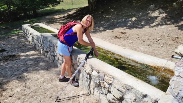...mit Brunnen. Hier geniessen wir eine wohltuende Erfrischung
