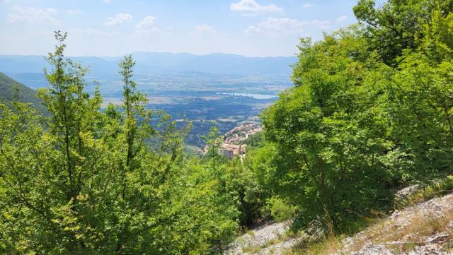 während dem wandern, erkennen wir links unter uns Poggio Bustone
