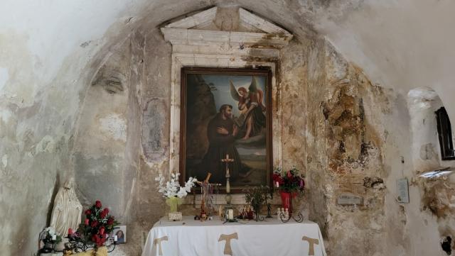 ...um dort zu beten, wo die Reinheit der Natur und die Stille vorhanden waren. Sacro Speco ist einer dieser Orte