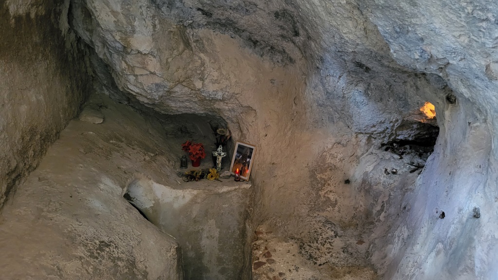 zu Francescos Zeiten war es eine einfache Höhle. Francesco kam des öfteren hier hinauf um zu beten