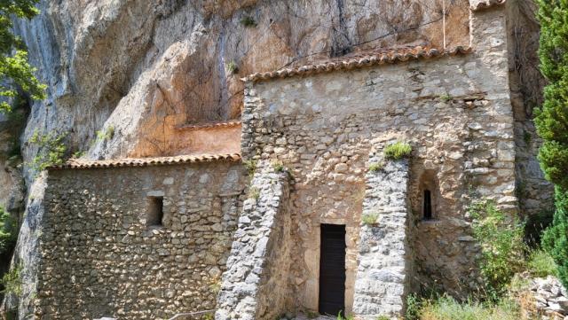 wenn wir Franz von Assisi vollständig verstehen wollen, müssen wir hier in diese abgelegene Höhle stehen