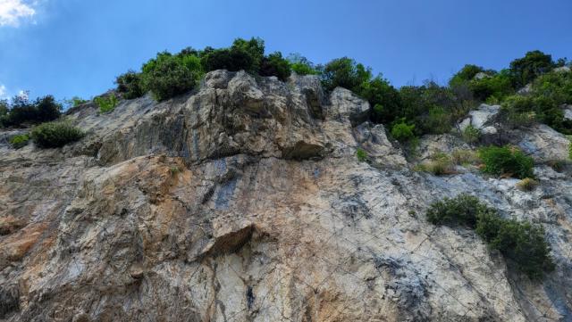 ...das direkt an der Steilwand des Monte Rosato erbaut wurde