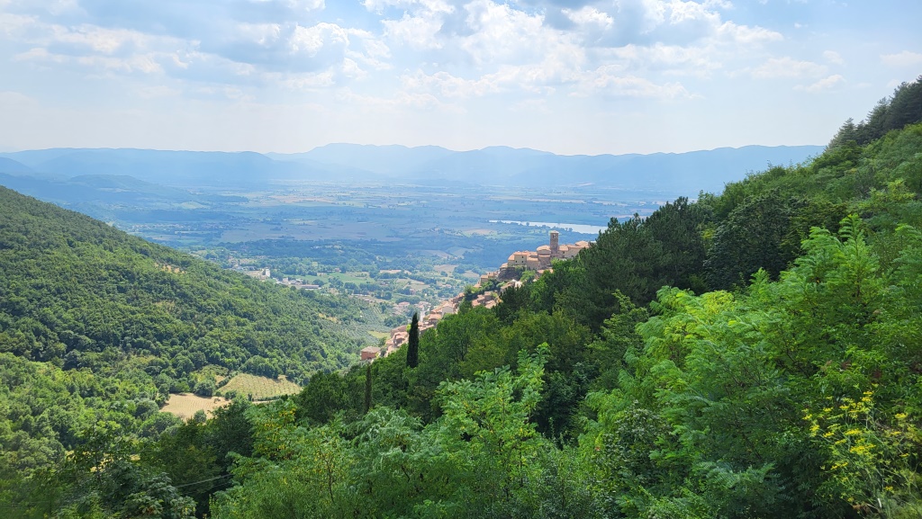 ...Ebene von Rieti (Valle Santa) mit ihren Seen, Wiesen und gelben Sonnenblumenfeldern