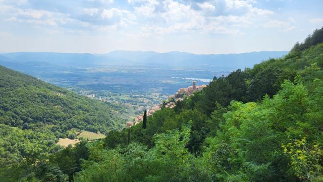 ...Ebene von Rieti (Valle Santa) mit ihren Seen, Wiesen und gelben Sonnenblumenfeldern