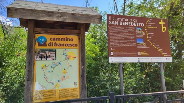 drei Wege vereinen sich in Poggio Bustone. Via di San Francesco, Via di San Benedetto und die Via Arcangelo Michele