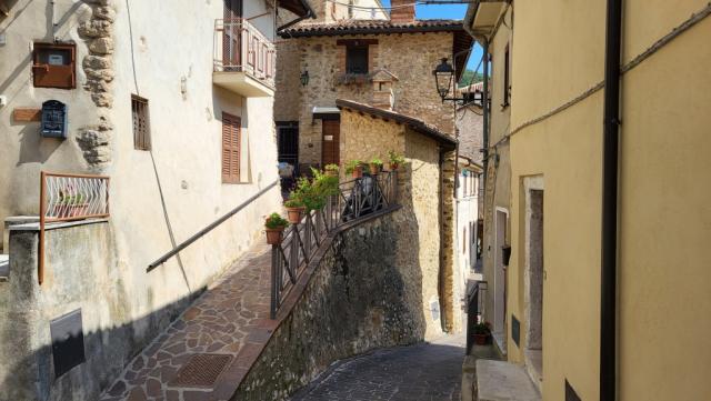 durch ein Gewirr von Gassen und Strassen erreichen wir das Ortszentrum von Poggio Bustone