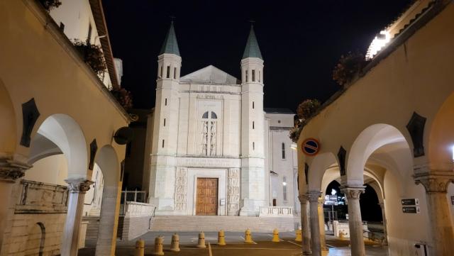 ein Abendspaziergang führt uns noch zu der heiligen Rita geweihte Basilika
