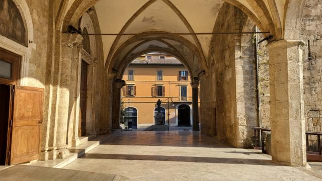 beim Palazzo Papale aus dem 12.Jhr.