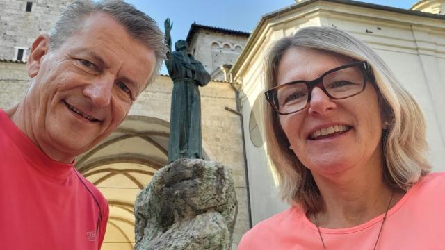 Erinnerungsfoto bei der Statue von San Francesco in Rieti
