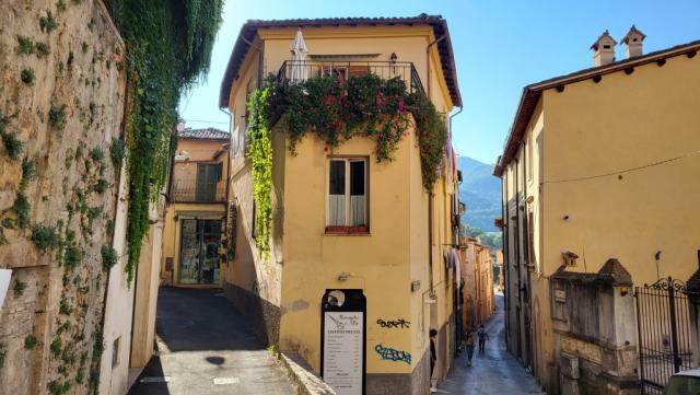 links abbiegend würde man zur Piazza San Rufo gelangen. Dort befindet der geografische Mittelpunkt Italiens
